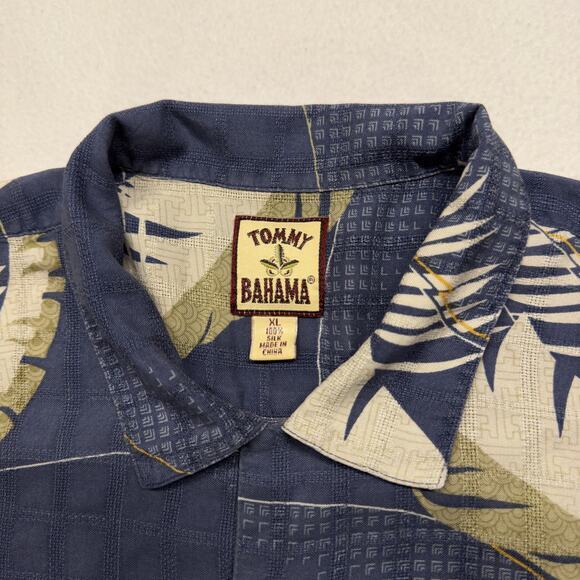 Tommy Bahama Mens Size XL 100% Silk Blue & White Print Hawaiian Camp Shirt - Picture 3 of 8
